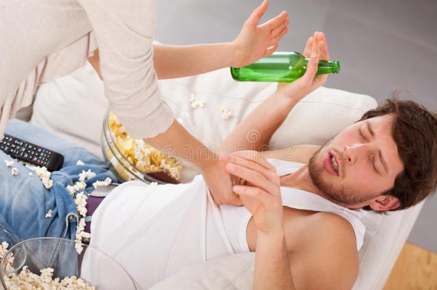 wife-fighting-lazy-husband-desperate-her-drunk-41417157